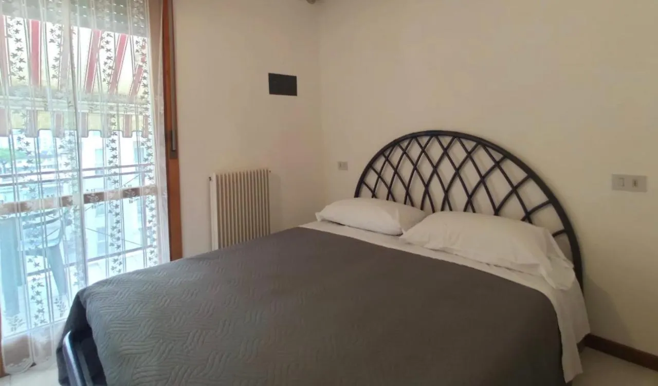 Bafile 18 - Piazza Marconi - Centrale - 50 Mt Dal Mare contacts